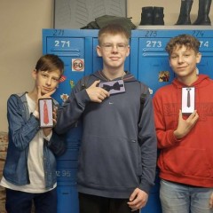 Zespół trzech agentów z trzeciego liceum w Kaliszu przebywających tymczasowo pod pseudonimami Lil Tołmi, Guziec i Melonek